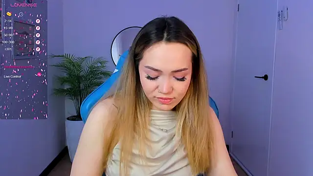 Snapshot of Evia_r0se chatting on January 7, 11:16 am Evia r0se online show from January 7, 11:16 am