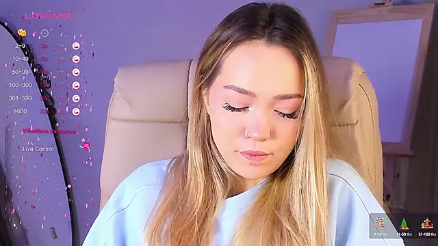 Snapshot of Evia_r0se chatting on January 14, 2:29 am Evia r0se online show from January 14, 2:29 am