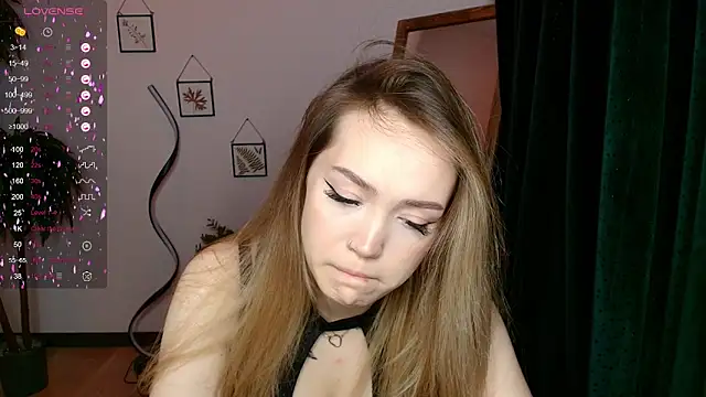 Snapshot of Evia_r0se chatting on January 22, 10:50 am Evia r0se online show from January 22, 10:50 am