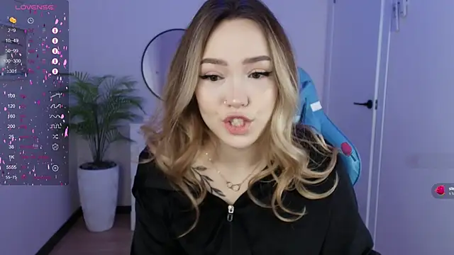 Snapshot of Evia_r0se chatting on January 28, 2:11 am Evia r0se online show from January 28, 2:11 am