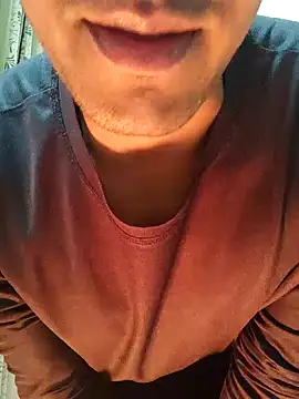 Snapshot of Wild-Honey chatting on December 18, 1:05 am Wild-Honey online show from December 18, 1:05 am