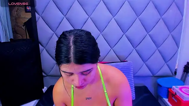 venusowen  online show from November 27, 12:40 pm