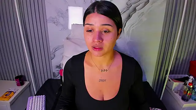Snapshot of venusowen_ chatting on May 11, 1:17 pm venusowen online show from May 11, 1:17 pm