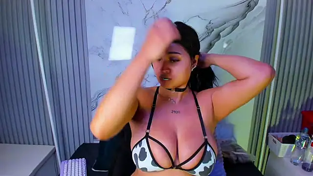 Snapshot of venusowen_ chatting on May 19, 2:01 pm venusowen online show from May 19, 2:01 pm