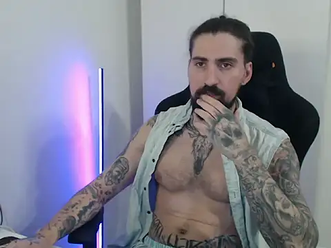 Snapshot of MateoHunk chatting on May 7, 10:20 am MateoHunk online show from May 7, 10:20 am