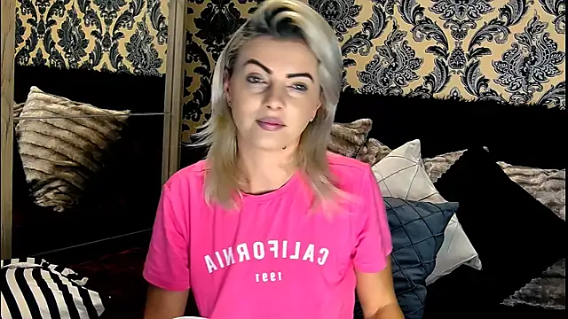 Snapshot of Aly_girl1 chatting on December 4, 9:51 am Aly girl1 online show from December 4, 9:51 am