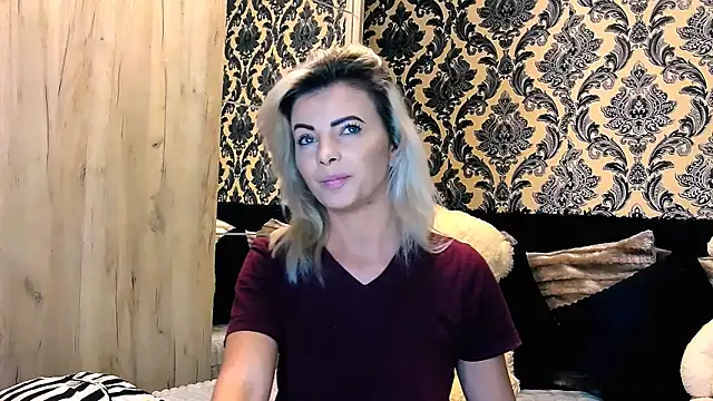 Snapshot of Aly_girl1 chatting on January 18, 11:43 am Aly girl1 online show from January 18, 11:43 am