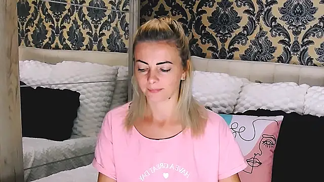 Snapshot of Aly_girl1 chatting on September 27, 9:03 am Aly girl1 online show from September 27, 9:03 am