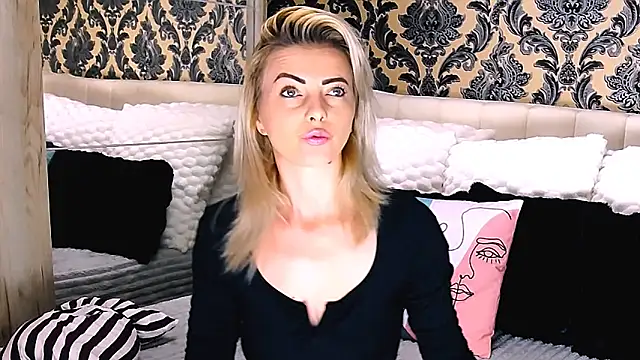 Snapshot of Aly_girl1 chatting on September 30, 8:19 am Aly girl1 online show from September 30, 8:19 am