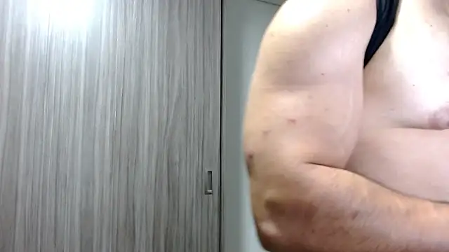 Snapshot of jhonsky_ chatting on August 6, 2:13 am jhonsky online show from August 6, 2:13 am