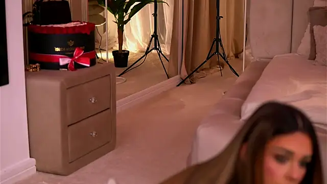 YasmineShaw online show from December 2, 11:56 pm