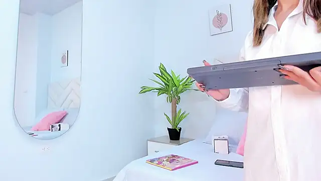 Snapshot of Bella_reaset18 chatting on December 7, 7:32 pm Bella reaset18 online show from December 7, 7:32 pm