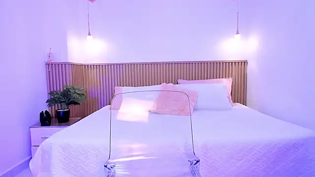 Snapshot of Bella_reaset18 chatting on December 20, 9:17 pm Bella reaset18 online show from December 20, 9:17 pm