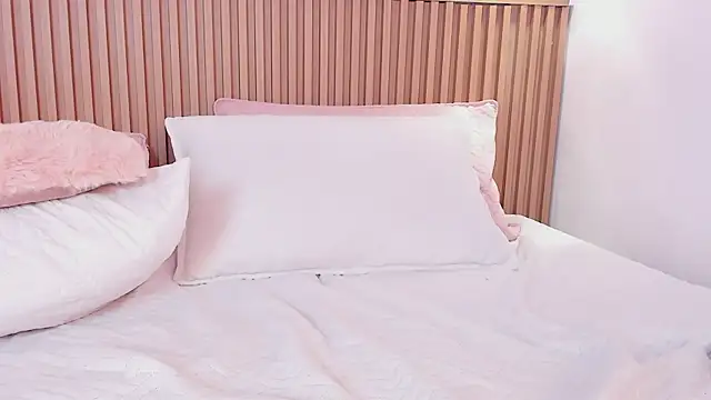 Snapshot of Bella_reaset18 chatting on December 21, 7:24 am Bella reaset18 online show from December 21, 7:24 am