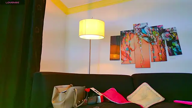 Snapshot of Lizzymontanaa chatting on February 15, 12:04 am Lizzymontanaa online show from February 15, 12:04 am
