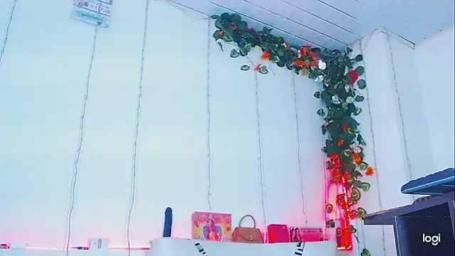 Snapshot of deboraath chatting on February 1, 4:44 am deboraath online show from February 1, 4:44 am