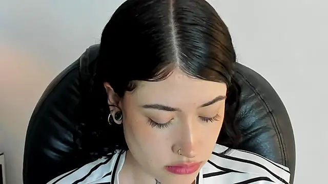 Snapshot of melody_suarez chatting on December 17, 10:54 pm melody suarez online show from December 17, 10:54 pm