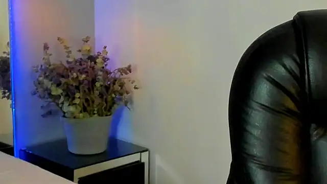 Snapshot of melody_suarez chatting on February 2, 12:40 am melody suarez online show from February 2, 12:40 am