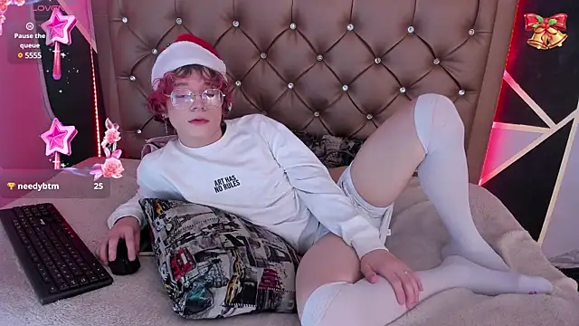 Snapshot of Max_lover1 chatting on December 24, 6:28 pm Max lover1 online show from December 24, 6:28 pm