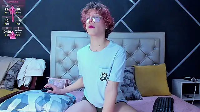 Snapshot of Max_lover1 chatting on January 6, 3:51 pm Max lover1 online show from January 6, 3:51 pm