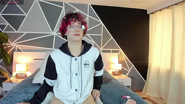 Snapshot of Max_lover1 chatting on March 15, 8:21 pm Max lover1 online show from March 15, 8:21 pm