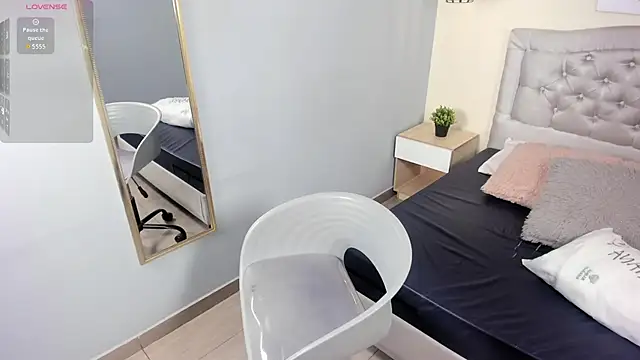 escarleth   online show from February 14, 1:19 pm