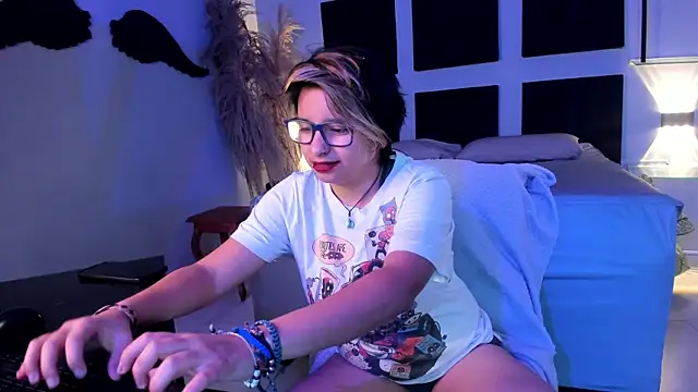 Snapshot of NovaGlitz chatting on December 4, 12:03 pm NovaGlitz online show from December 4, 12:03 pm