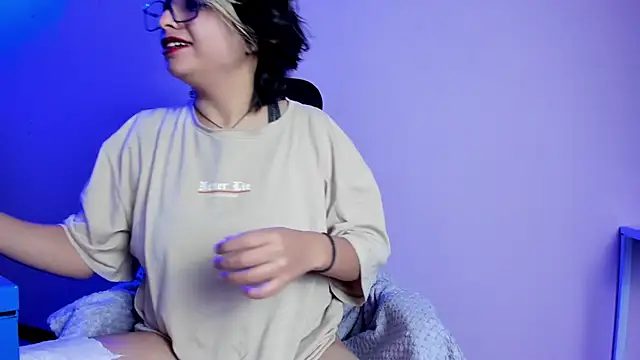 Snapshot of NovaGlitz chatting on January 18, 11:43 am NovaGlitz online show from January 18, 11:43 am