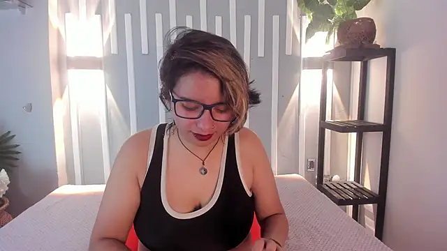 Snapshot of NovaGlitz chatting on February 5, 11:44 am NovaGlitz online show from February 5, 11:44 am