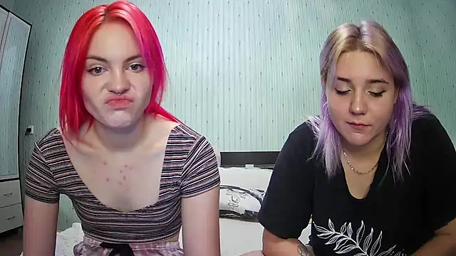 Snapshot of ChrisGirls chatting on December 6, 1:11 pm ChrisGirls online show from December 6, 1:11 pm