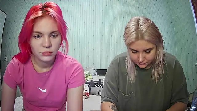 Snapshot of ChrisGirls chatting on December 27, 8:45 am ChrisGirls online show from December 27, 8:45 am