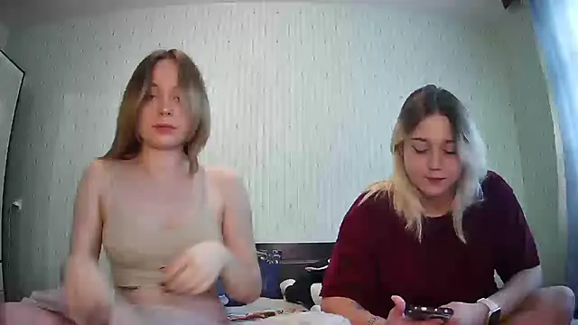 Snapshot of ChrisGirls chatting on October 1, 11:49 am ChrisGirls online show from October 1, 11:49 am