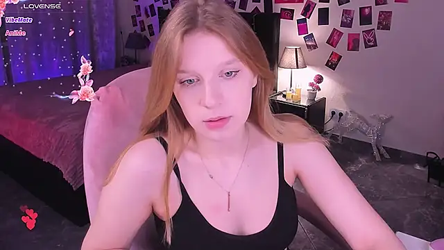 Snapshot of KarambaMoon chatting on May 3, 8:26 pm KarambaMoon online show from May 3, 8:26 pm