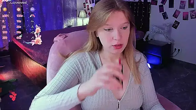 Snapshot of KarambaMoon chatting on June 11, 8:29 pm KarambaMoon online show from June 11, 8:29 pm