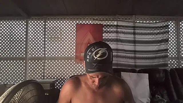 Snapshot of cubano1082 chatting on July 3, 12:39 am cubano1082 online show from July 3, 12:39 am