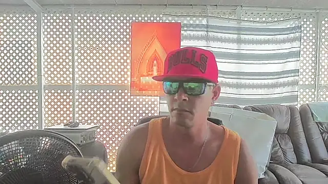 Snapshot of cubano1082 chatting on July 8, 4:33 pm cubano1082 online show from July 8, 4:33 pm