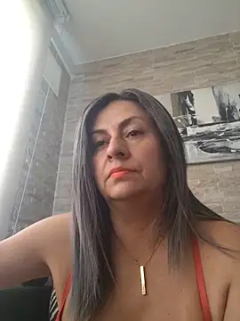 Snapshot of Latiinvenushot chatting on May 19, 3:40 pm Latiinvenushot online show from May 19, 3:40 pm