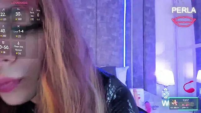 Snapshot of MaxiRogers chatting on February 17, 8:15 pm MaxiRogers online show from February 17, 8:15 pm