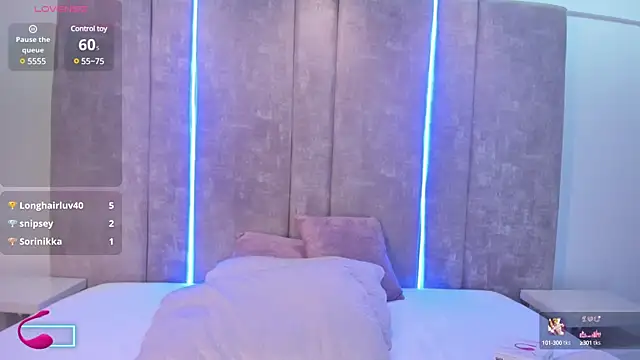 Snapshot of MaxiRogers chatting on March 10, 10:55 pm MaxiRogers online show from March 10, 10:55 pm