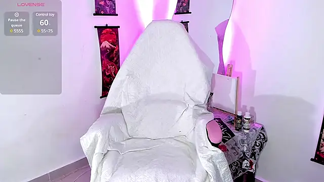 Snapshot of HollyHudsonn chatting on February 28, 7:03 pm HollyHudsonn online show from February 28, 7:03 pm