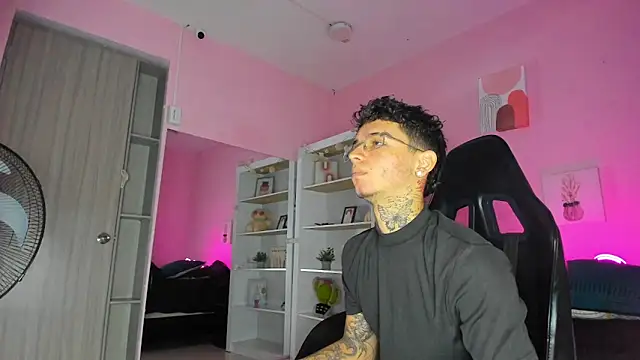 Ian Castillo  online show from October 31, 11:11 am