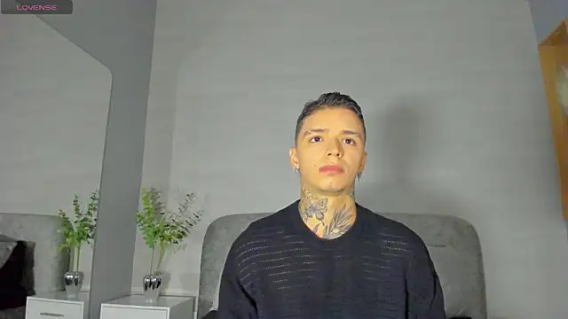 Snapshot of Ian_Castillo_ chatting on June 8, 11:10 am Ian Castillo online show from June 8, 11:10 am