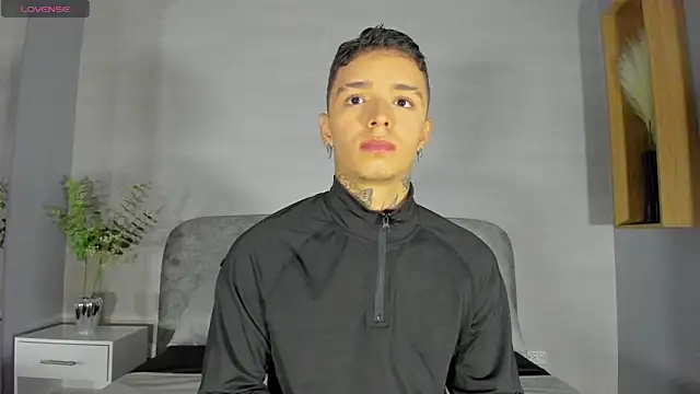 Snapshot of Ian_Castillo_ chatting on June 9, 11:11 am Ian Castillo online show from June 9, 11:11 am