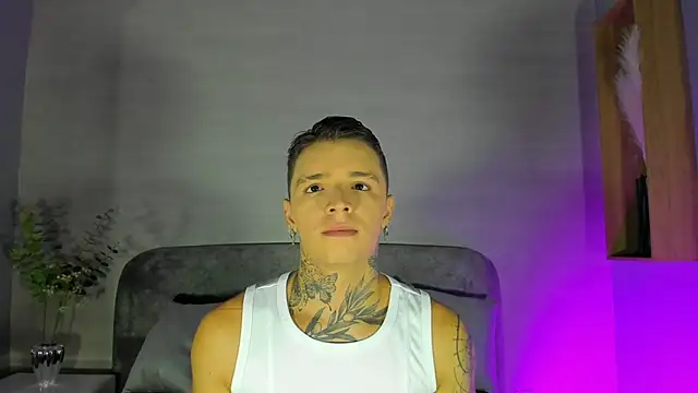 Snapshot of Ian_Castillo_ chatting on June 12, 11:09 am Ian Castillo online show from June 12, 11:09 am