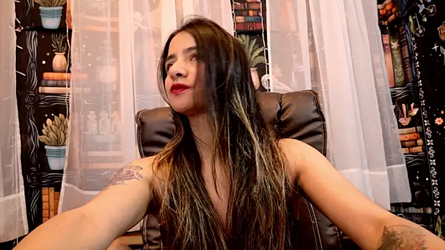 Snapshot of julietta___jackson chatting on May 19, 10:05 pm julietta jackson online show from May 19, 10:05 pm