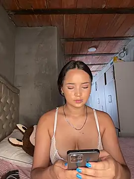 MollySanders    online show from February 12, 6:25 pm