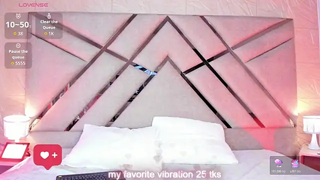 Snapshot of sophie_pariss chatting on May 9, 3:23 am sophie pariss online show from May 9, 3:23 am