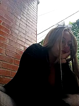 Snapshot of madelaine- chatting on April 21, 8:55 pm madelaine- online show from April 21, 8:55 pm