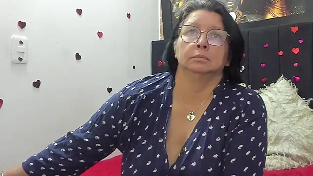 Snapshot of Evaaross_2345 chatting on April 24, 3:25 pm Evaaross 2345 online show from April 24, 3:25 pm