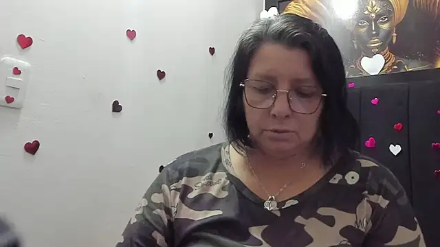 Snapshot of Evaaross_2345 chatting on May 6, 6:24 pm Evaaross 2345 online show from May 6, 6:24 pm